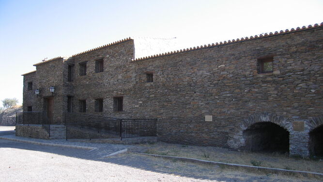 El castañar del Área Recreativa está catalogado como 'Arboleda Singular de Andalucía' (1).   El Molino Bajo acoge un Museo Etnológico y Centro de Interpretación del Agua (2).