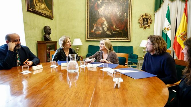 Firma del acuerdo en el Ayuntamiento de Granada.