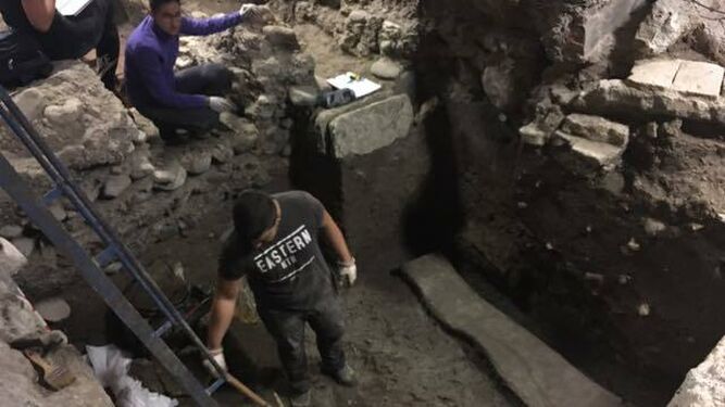 Descubren en el Centro de Granada un sarcófago romano de plomo.