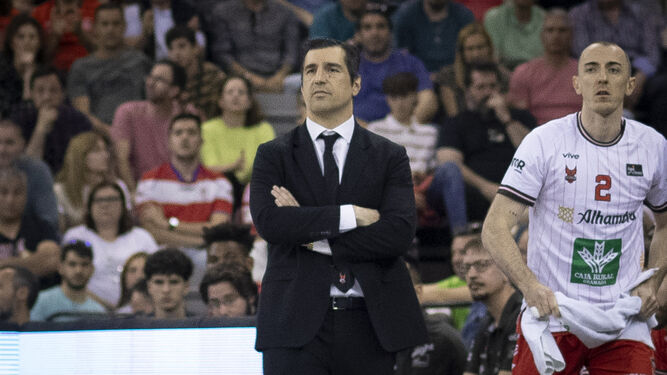 Pablo Pin junto a Jonathan Rousselle en el partido ante el Valencia Basket.