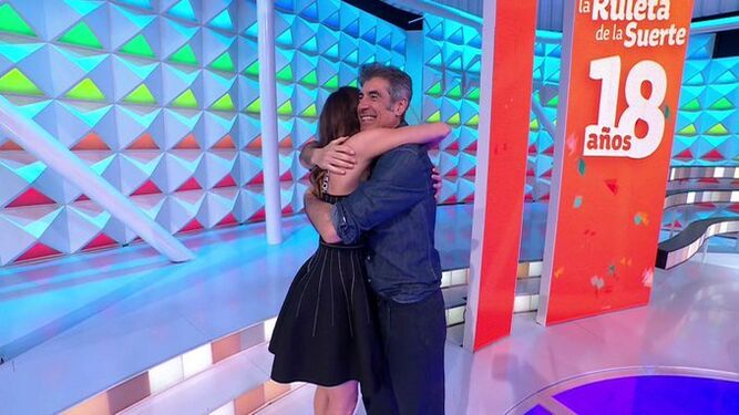 Jorge Fernández se abraza con Laura Moure en el programa del 18º aniversario de 'La ruleta de la suerte'